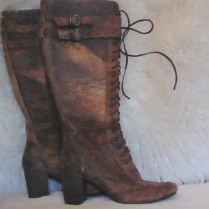 Gorgeous distressed Born lace up leather boots. Size 9